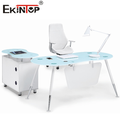 میز شیشه ای اداری مدیر عامل شرکت L شکل سفید آبی با سطح صاف کابینت